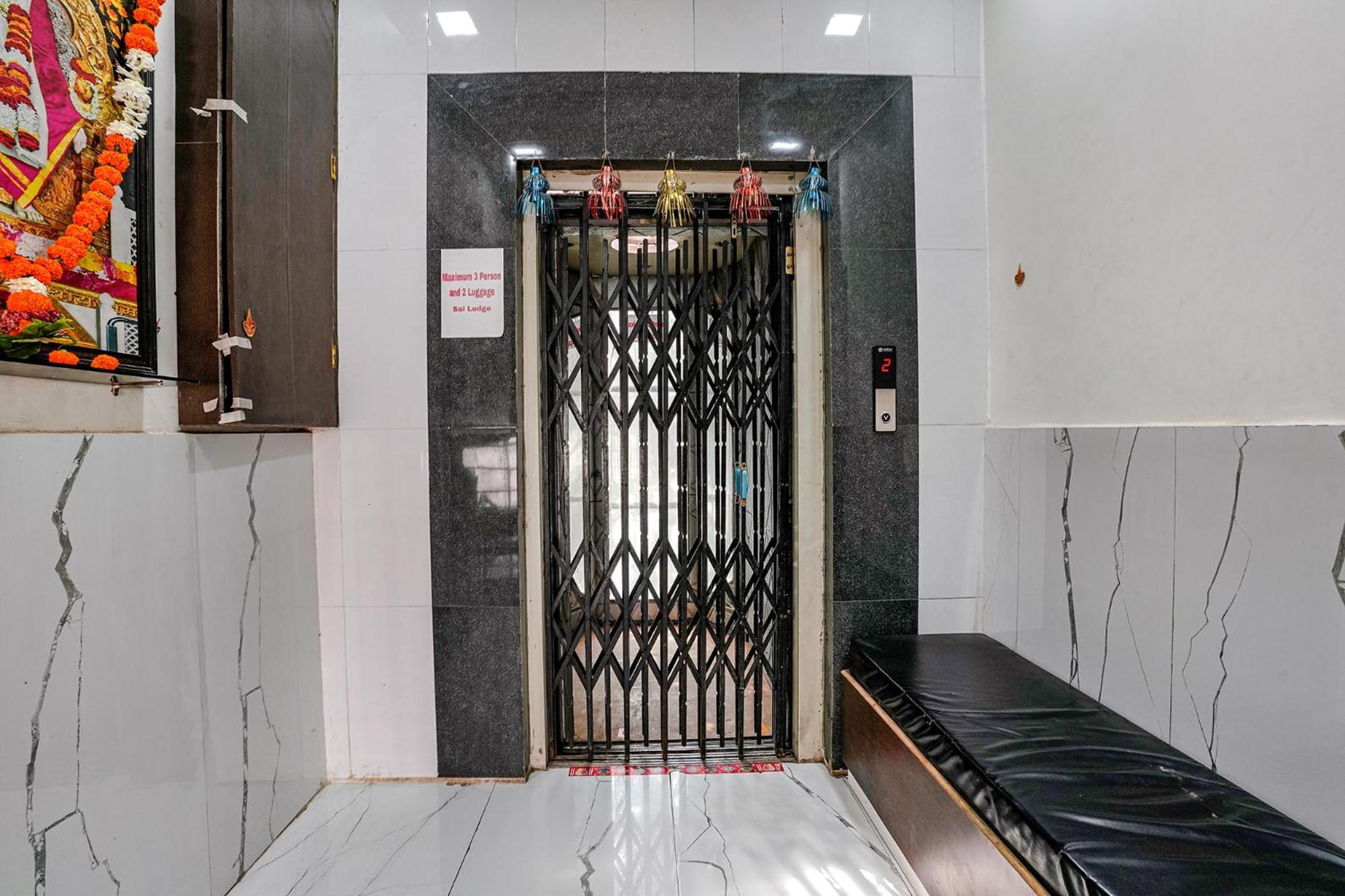 Fabexpress Sai Lodging I - Nr Nashik Railway Station Εξωτερικό φωτογραφία